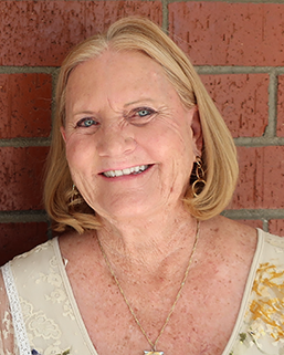 headshot of Leslie Mix